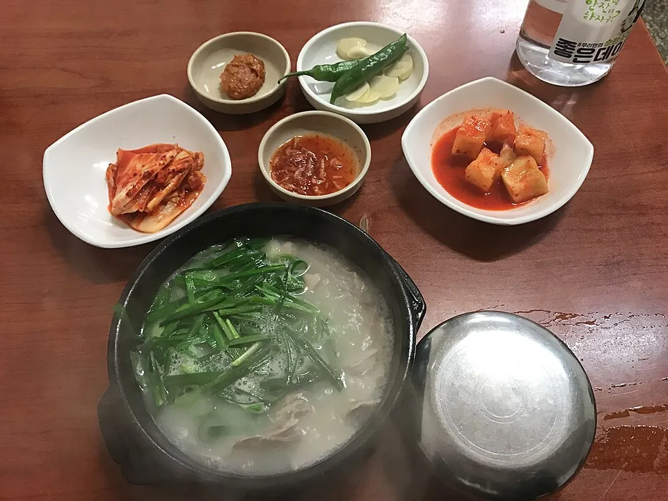돼지국밥 음식 예시 사진